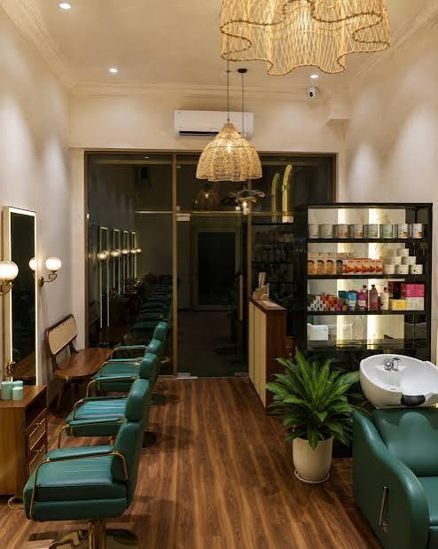 Divine Unisex Salon storefront